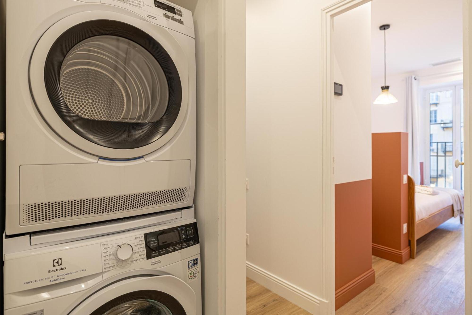 New! Remodeled & Spacious 4 Bedroom - 3 Bath - Heart Of - Ac In - With A Large Elevator *