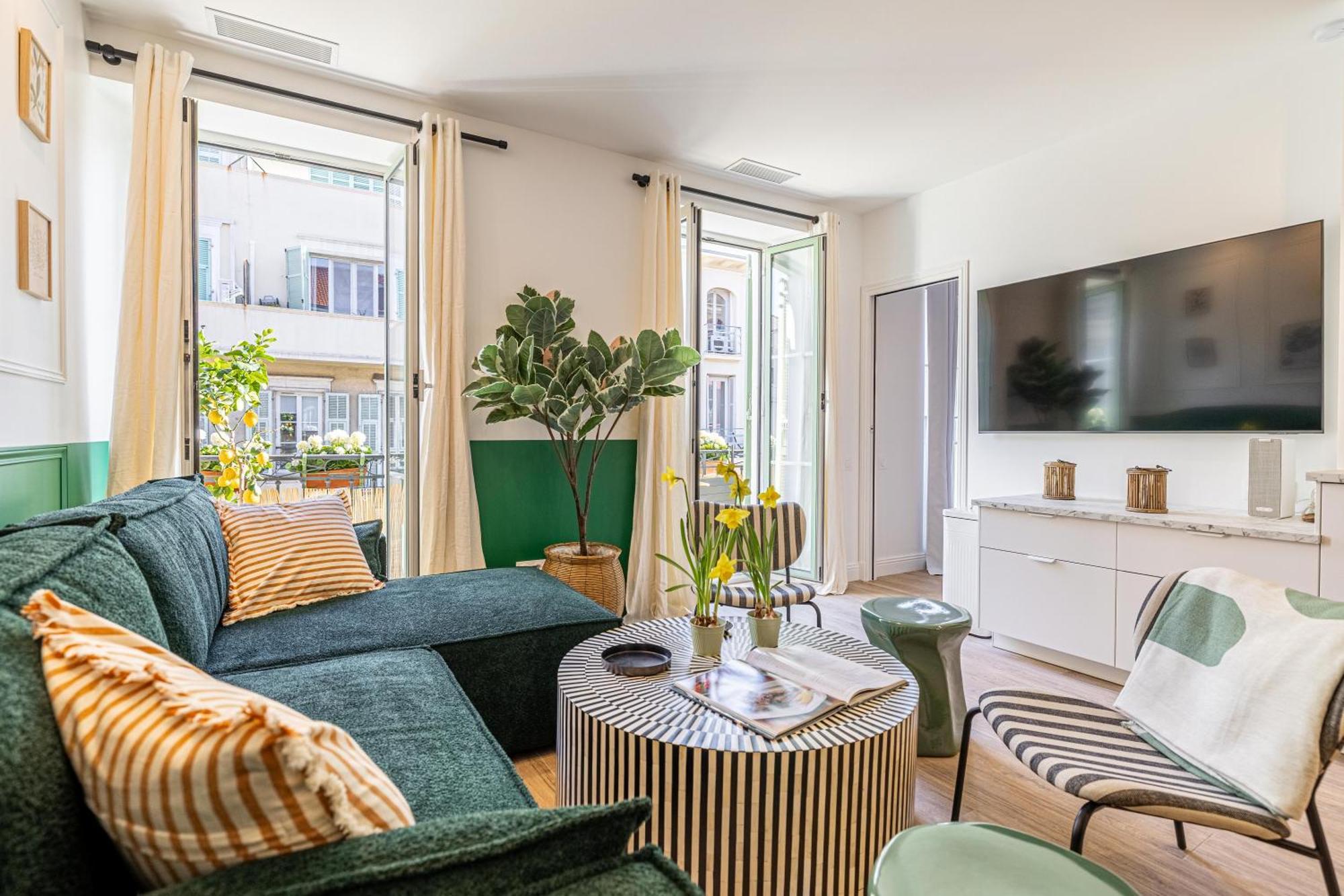 New! Remodeled & Spacious 4 Bedroom - 3 Bath - Heart Of - Ac In - With A Large Elevator Apartment *