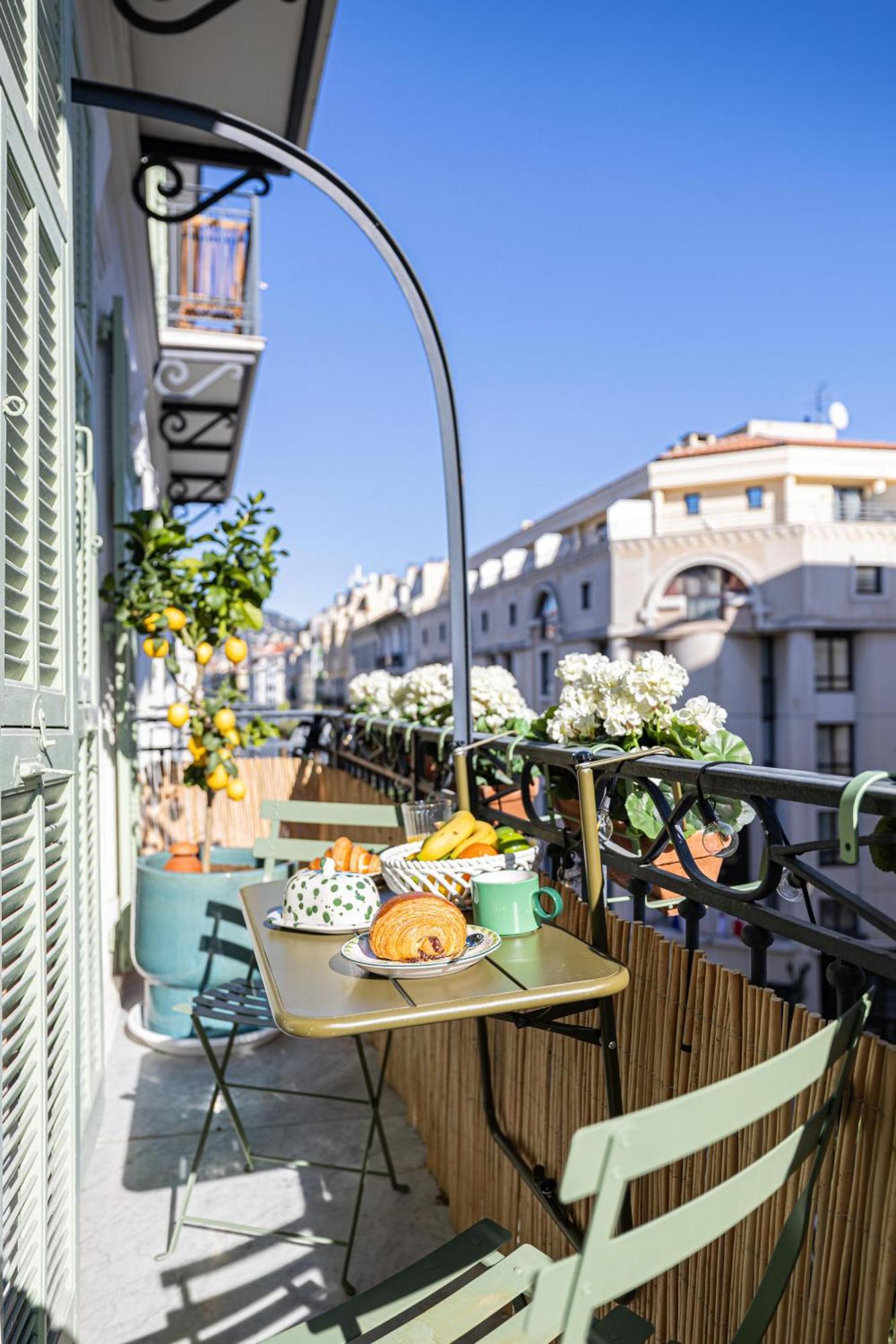 New! Remodeled & Spacious 4 Bedroom - 3 Bath - Heart Of - Ac In - With A Large Elevator Apartment Nizza