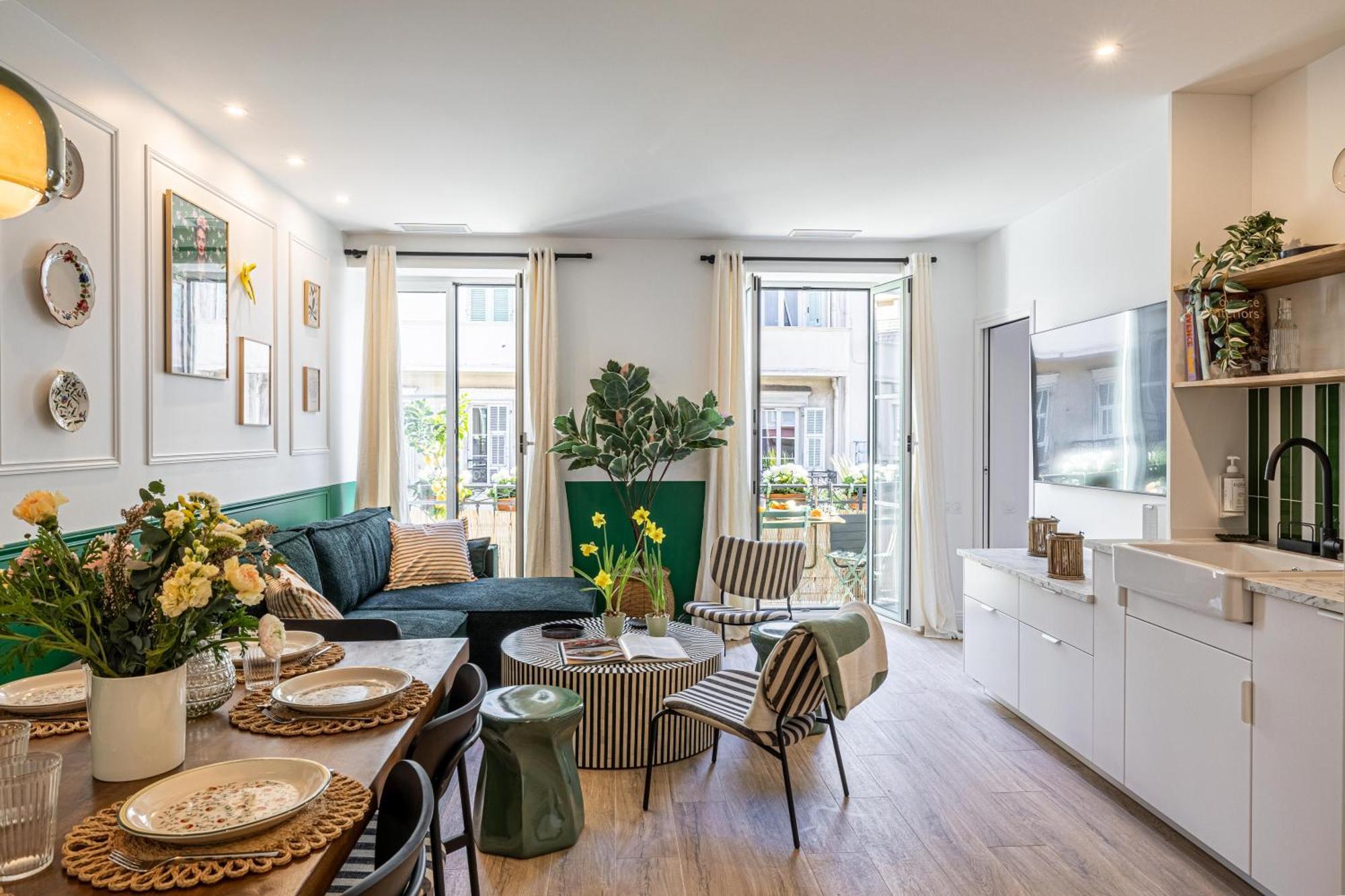 Apartment New! Remodeled & Spacious 4 Bedroom - 3 Bath - Heart Of - Ac In - With A Large Elevator *