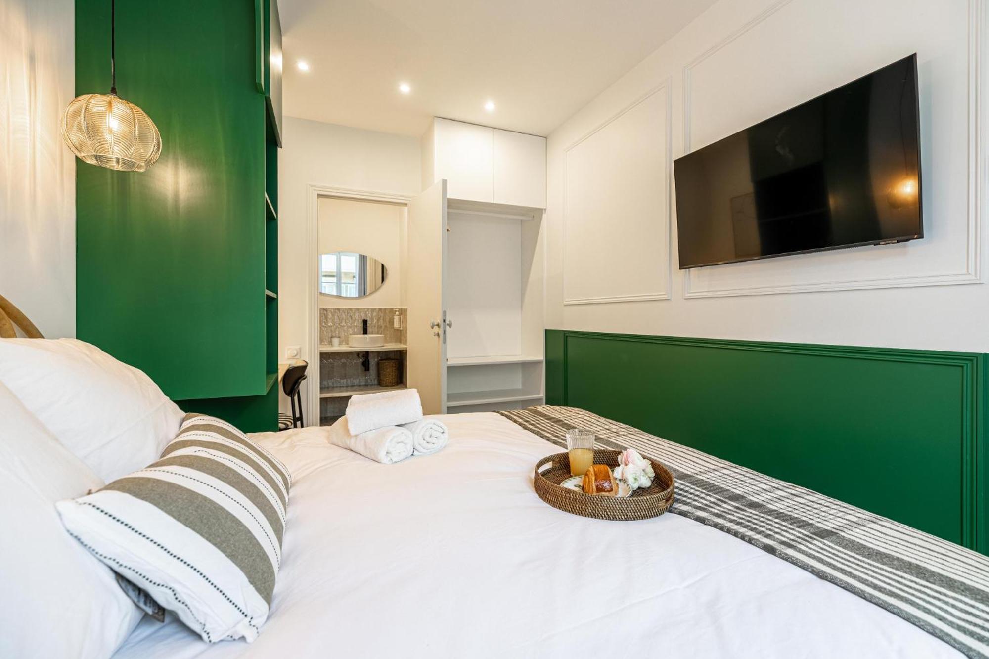 New! Remodeled & Spacious 4 Bedroom - 3 Bath - Heart Of - Ac In - With A Large Elevator Apartment Nizza